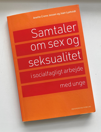 Bogforside, 'Samtaler om sex og seksualitet, Anette Crone Jessen, til artiklen 'Seksualitet og unge med psykisk sygdom: Er det så svært at tale om?'