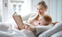 Mor læser højt for sin datter
