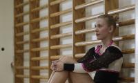 Frederikke sidder op ad ribberne i gymnastiksal